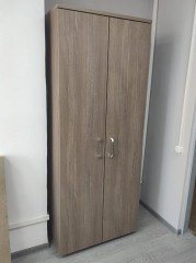Шкаф в офис для верхней одежды